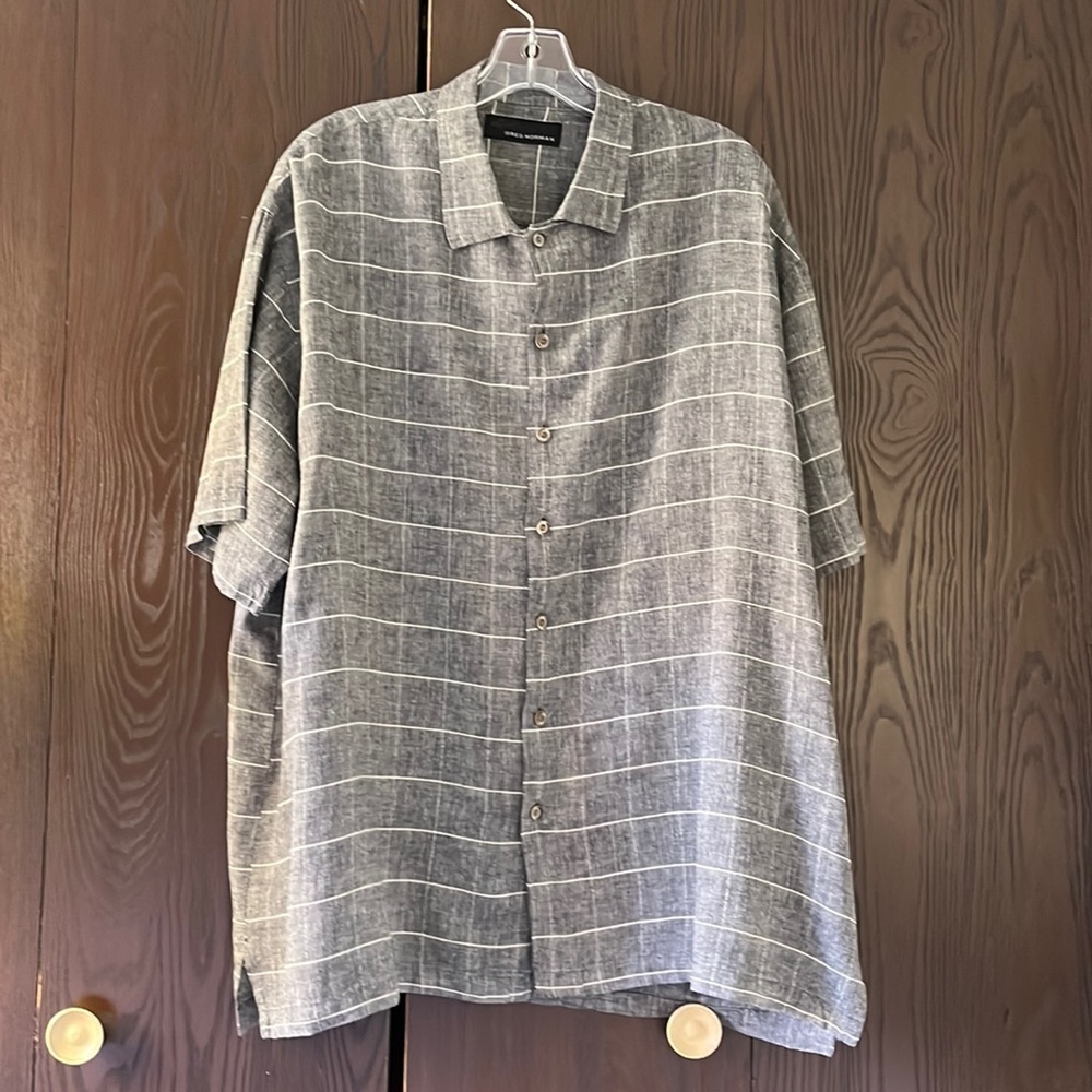 Greg Norman men’s short sleeved part linen gray shirt. Size Large.